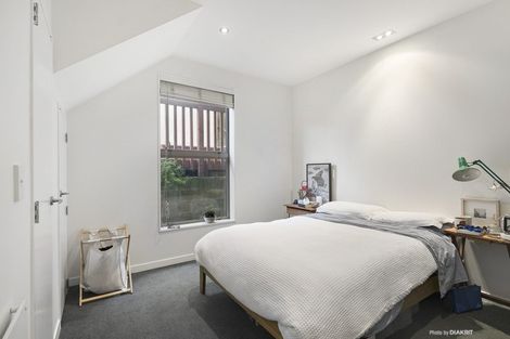 Photo of property in 71 Tiketike Way, Brooklyn, Wellington, 6021