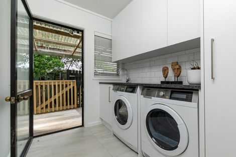 Photo of property in 260a Henderson Valley Road, Henderson, Auckland, 0612