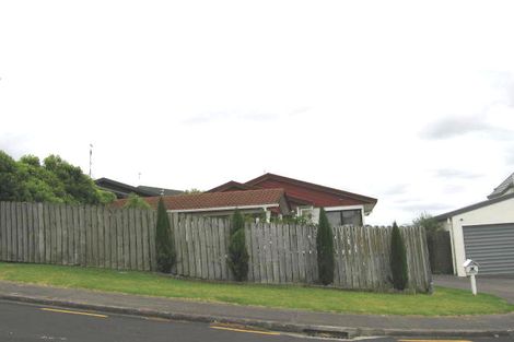 Photo of property in 2/6 Mercury Lane, Windsor Park, Auckland, 0632