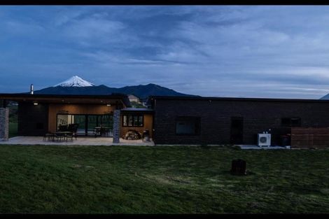 Photo of property in 5 Te Ara Karoiroa Road, Hurford, New Plymouth, 4374