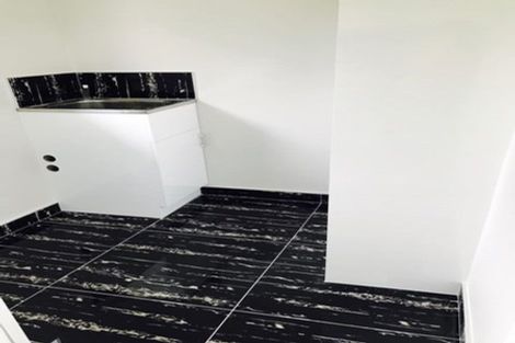 Photo of property in 43 Cedar Heights Avenue, Massey, Auckland, 0614