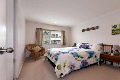 Photo of property in 2/28a Godley Road, Green Bay, Auckland, 0604