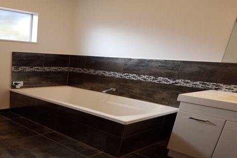 Photo of property in 32 Whites Line West, Woburn, Lower Hutt, 5010