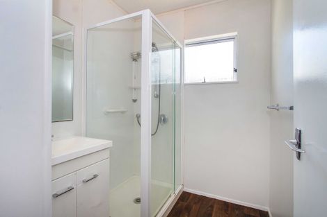 Photo of property in 2/117 Lynn Road, Bayview, Auckland, 0629