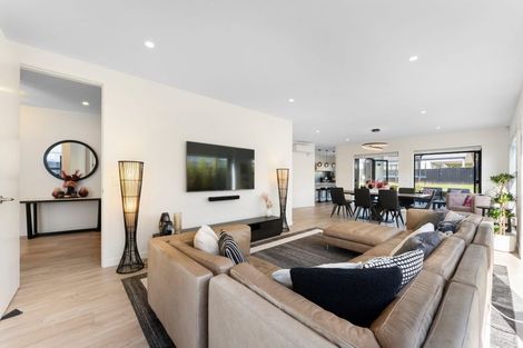 Photo of property in 3 Vogwill Road, Kumeu, 0810