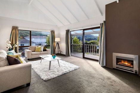 Photo of property in 5 Saint Benets Place, Tawa, Wellington, 5028