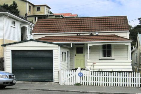 Photo of property in 16 Edinburgh Terrace, Berhampore, Wellington, 6023