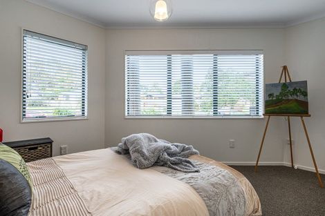 Photo of property in 17 Ryehill Close, New Lynn, Auckland, 0600