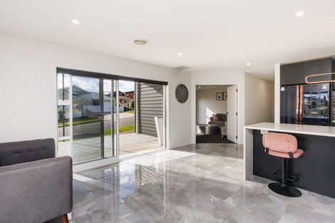 Photo of property in 37 Vaucluse Heights, Fitzherbert, Palmerston North, 4410