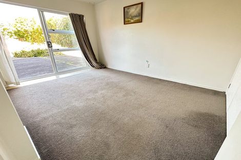 Photo of property in 4 Staveley Avenue, Mount Roskill, Auckland, 1041