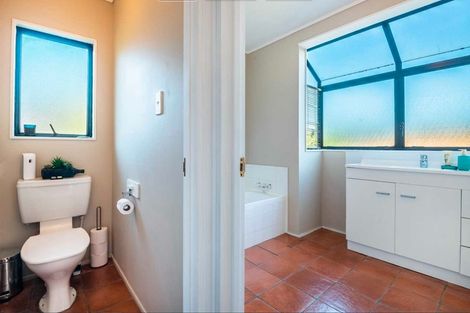 Photo of property in 2/41 Radiata Lane, Chatswood, Auckland, 0626