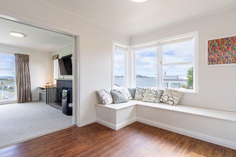 Photo of property in 16 Griffiths Grove, Newlands, Wellington, 6037