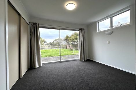 Photo of property in 19 Lydford Place, Glendene, Auckland, 0602