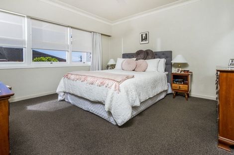 Photo of property in 72 Ocean View Road, Northcote, Auckland, 0627