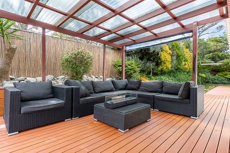 Photo of property in 16 Griffiths Grove, Newlands, Wellington, 6037