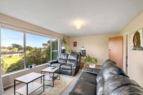 Photo of property in 15a Colchester Crescent, Newlands, Wellington, 6037