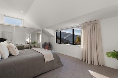 Photo of property in 8 Elizabeth Place, Kelvin Heights, Queenstown, 9300