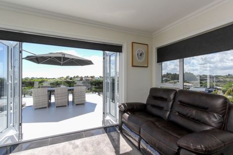 Photo of property in 7a Caledonia Place, Highlands Park, New Plymouth, 4312