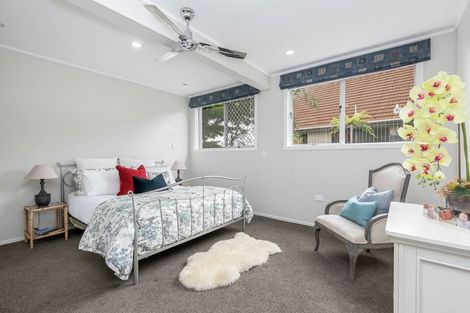 Photo of property in 27 Pickwick Parade, Mellons Bay, Auckland, 2014