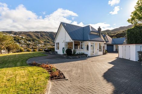 Photo of property in 69 Thatcher Crescent, Crofton Downs, Wellington, 6035