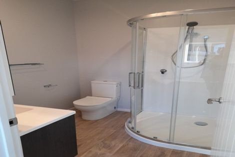 Photo of property in 1 Madden Avenue, Kumeu, 0810