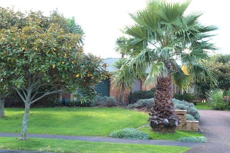 Photo of property in 37 Frank Nobilo Drive, Golflands, Auckland, 2013