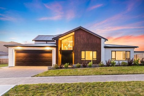 Photo of property in 4 Omaka Place, Aotea, Porirua, 5024