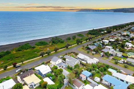 Photo of property in 92 Beach Road, Haumoana, 4102