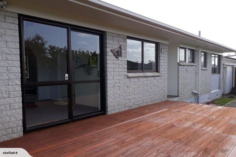 Photo of property in 2/32 Ballater Place, Highland Park, Auckland, 2010