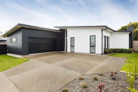Photo of property in 5 Freedom Drive, Kelvin Grove, Palmerston North, 4414