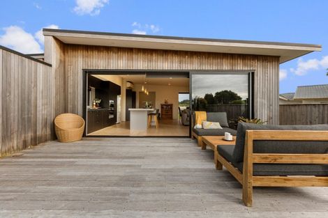 Photo of property in 1156a South Road, Oakura, 4314