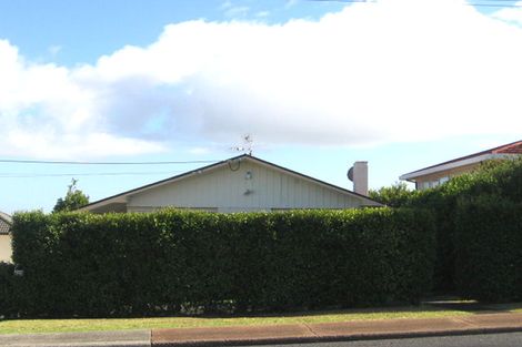 Photo of property in 2/90 Pupuke Road, Hillcrest, Auckland, 0627