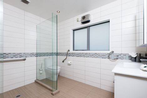 Photo of property in 39 Royal View Road, Te Atatu South, Auckland, 0610