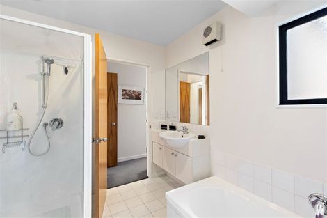 Photo of property in 77 Holly Road, St Albans, Christchurch, 8014