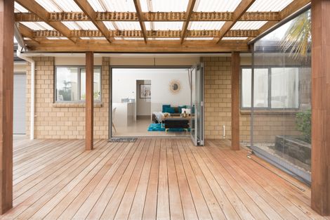 Photo of property in 39 Royal View Road, Te Atatu South, Auckland, 0610