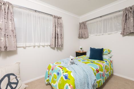 Photo of property in 39 Royal View Road, Te Atatu South, Auckland, 0610