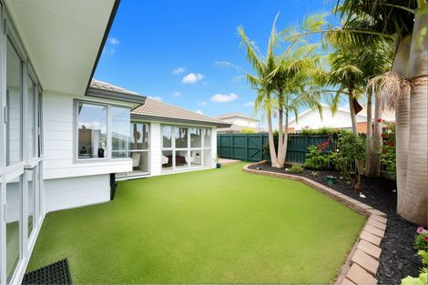 Photo of property in 28 Heversham Place, Glendene, Auckland, 0602