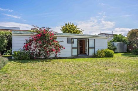 Photo of property in 13 Atua Street, Waikanae Beach, Waikanae, 5036