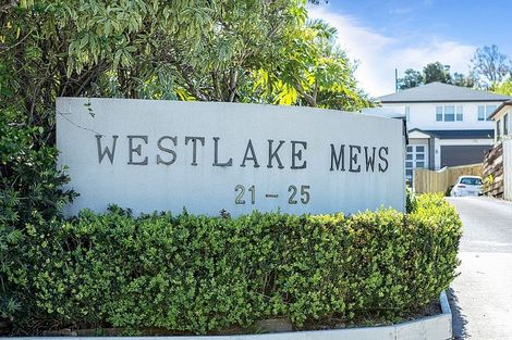 Photo of property in 2/23 Wairau Road, Forrest Hill, Auckland, 0627