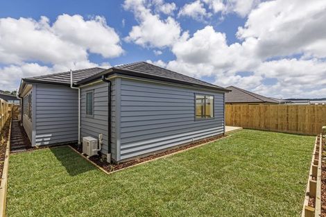 Photo of property in 33 Lumbarda Drive, Kumeu, 0810