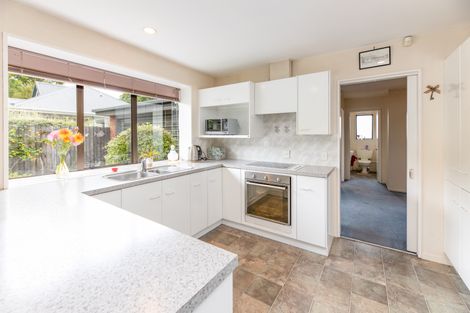 Photo of property in 2/215 Memorial Avenue, Burnside, Christchurch, 8053