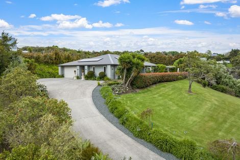 Photo of property in 35 Hobbs Road, Matakatia, Whangaparaoa, 0930