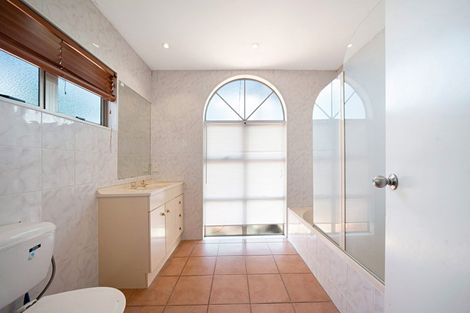 Photo of property in 10 San Fernando Way, Henderson, Auckland, 0612