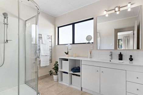 Photo of property in 2/102 Manhattan Heights, Glendene, Auckland, 0602