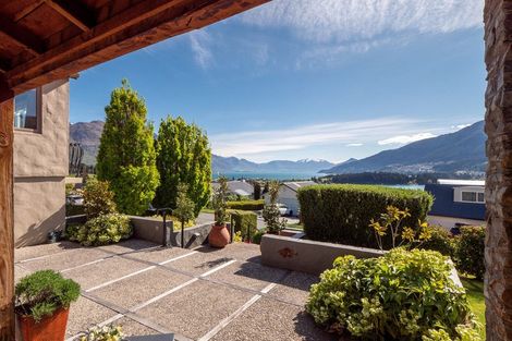 Photo of property in 1 Garland Terrace, Kelvin Heights, Queenstown, 9300