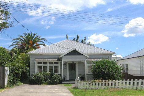 Photo of property in 1/5 Roslyn Terrace, Stanley Point, Auckland, 0624