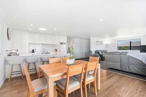 Photo of property in 9 Kahukaka Road, One Tree Point, 0118