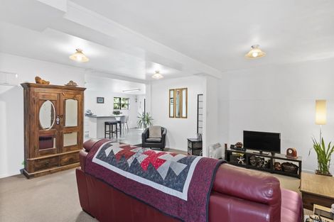 Photo of property in 1/1 Tallington Crescent, Torbay, Auckland, 0630