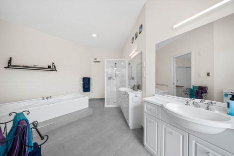 Photo of property in 6 Daffodil Grove, Carterton, 5713