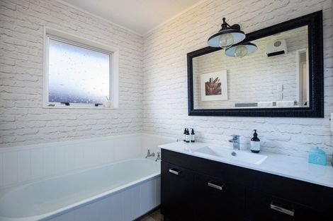 Photo of property in 51 Manu Crescent, Upper Vogeltown, New Plymouth, 4310